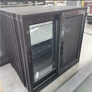 Ramen met zwarte metalen kozijnen