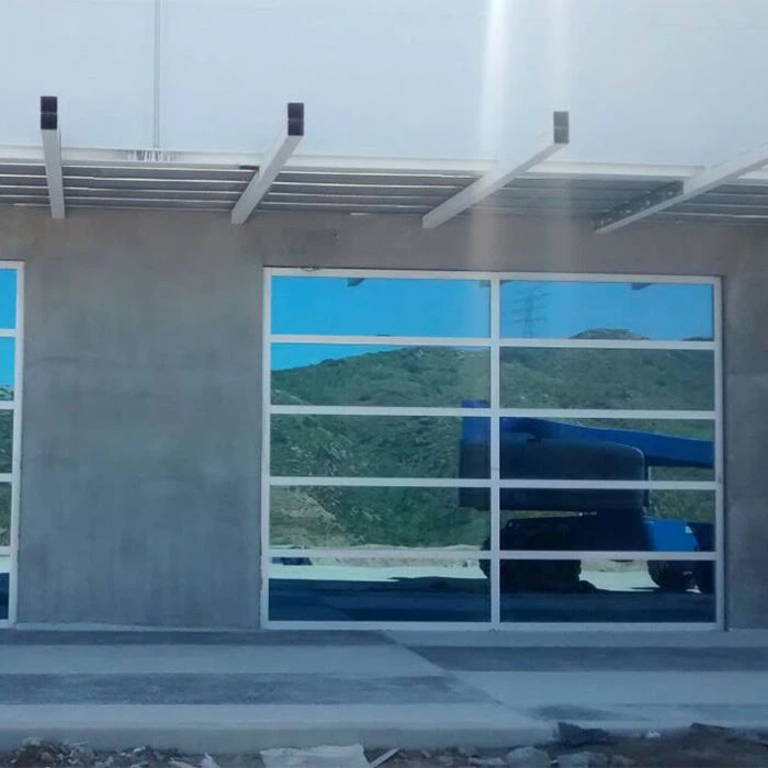 Zilverkleurige aluminium ramen